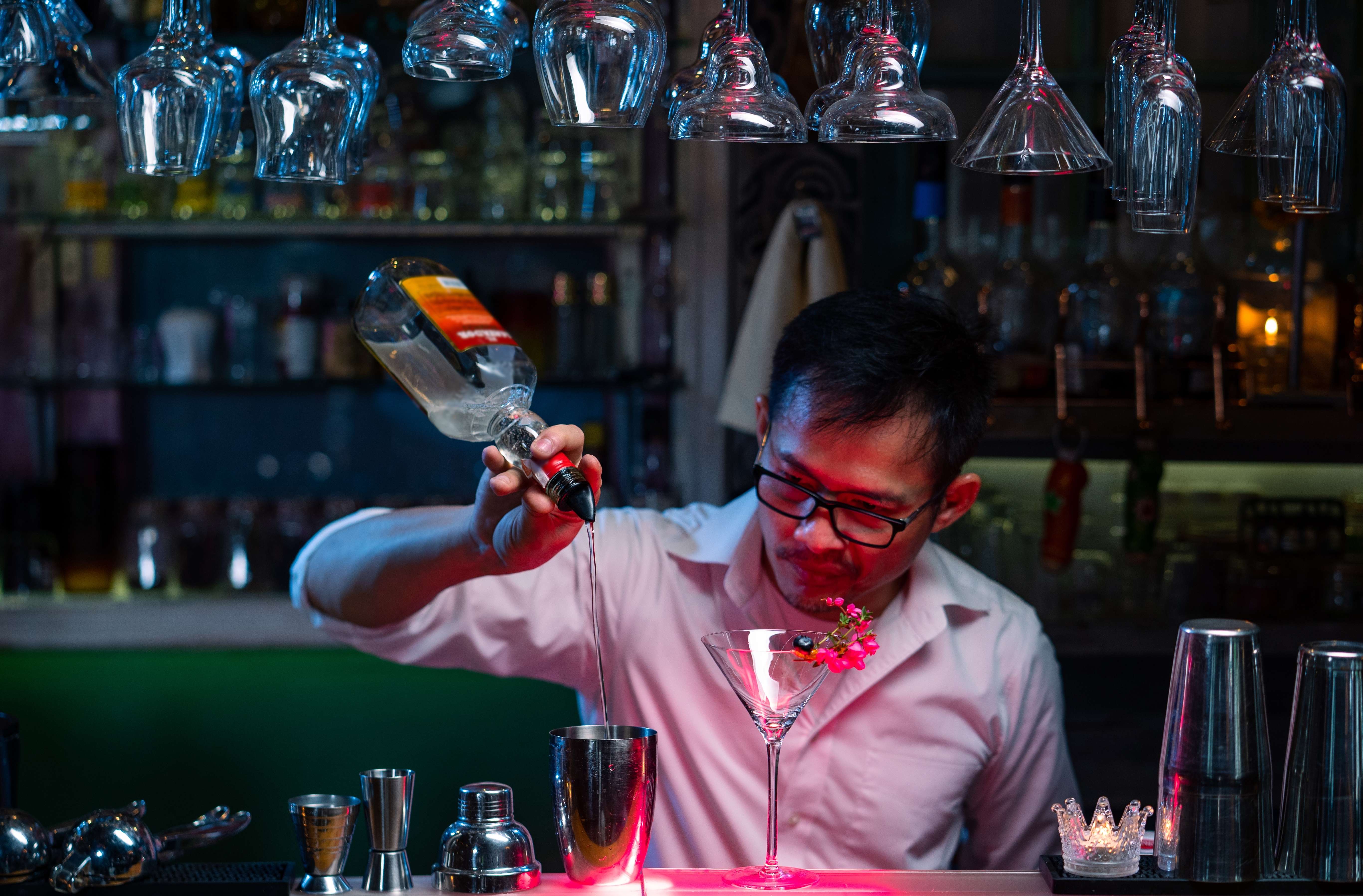 How To Pour Liquor Like A Champ: A Beginner's Guide